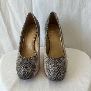 Stuart Weitzman gray & tan snakeskin platform heels size 6